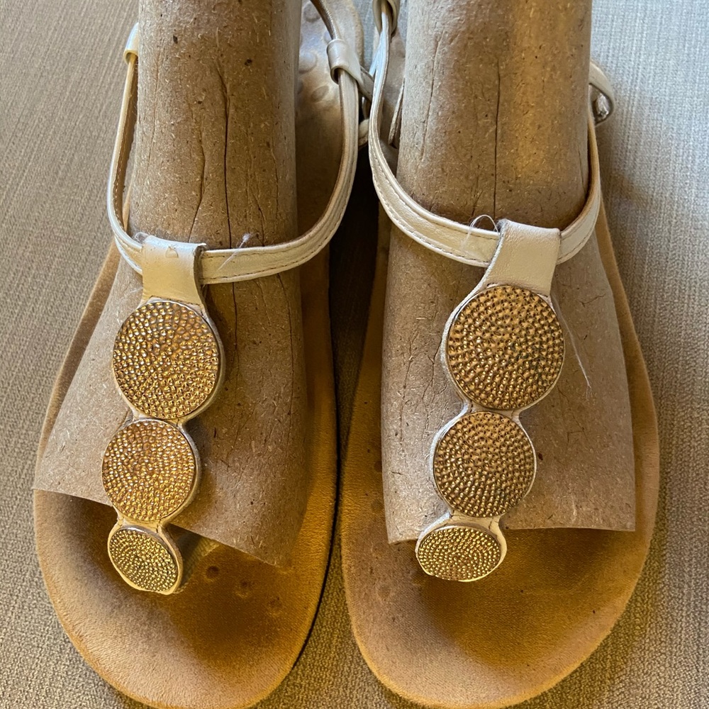 Vionic Sz 9 white Lizbeth all gold coin sandals